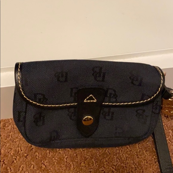 Dooney & Bourke  wristlet - Picture 1 of 5